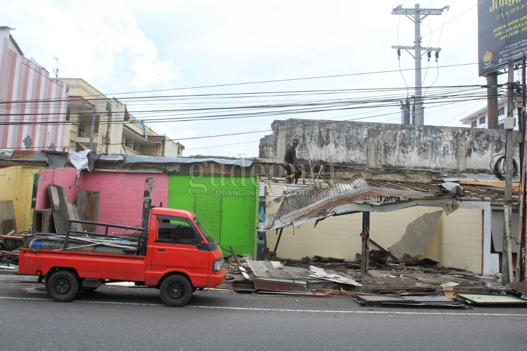 Kios PKL di Jalan Mataram Mulai Dibongkar Kios PKL di Jalan Mataram Mulai Dibongkar