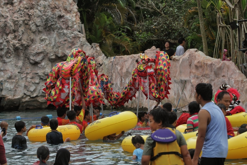 Libur Imlek, Barongsai Beraksi di Kolam Renang Jogja Bay Libur Imlek, Barongsai Beraksi di Kolam Renang Jogja Bay