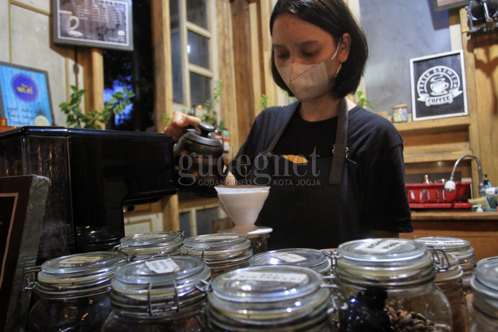 Cerita Kopi Mukidi, Tawarkan Suasana Rumahan Menikmati Secangkir Kopi Cerita Kopi Mukidi, Tawarkan Suasana Rumahan Menikmati Secangkir Kopi