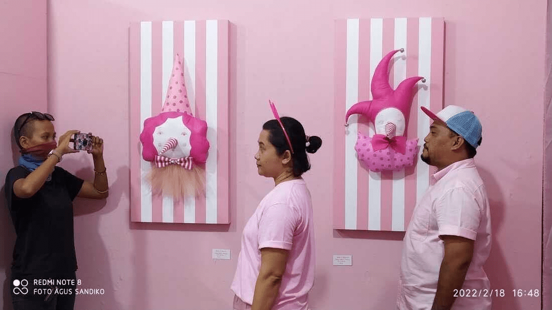 Pameran Tunggal Tina Wahyuningsih Tampilkan Figur Badut dan Warna Pink Pameran Tunggal Tina Wahyuningsih Tampilkan Figur Badut dan Warna Pink