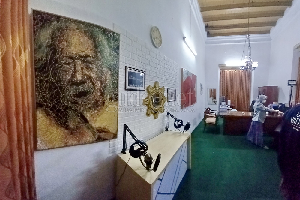Universitas Widya Mataram Gelar Pameran Anumerta Edward Pilliang Universitas Widya Mataram Gelar Pameran Anumerta Edward Pilliang