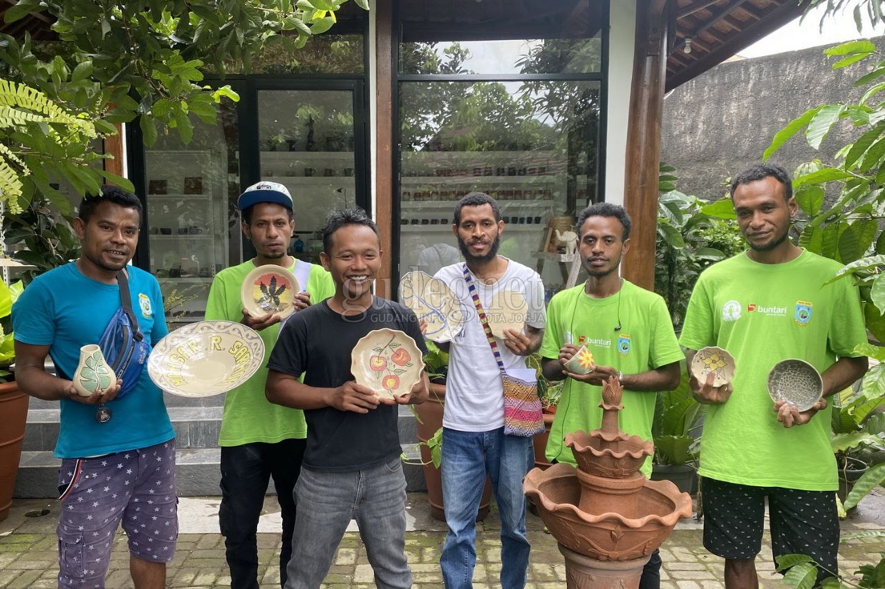 Lima Pemuda Papua Barat Belajar Keramik di Buntari Lima Pemuda Papua Barat Belajar Keramik di Buntari