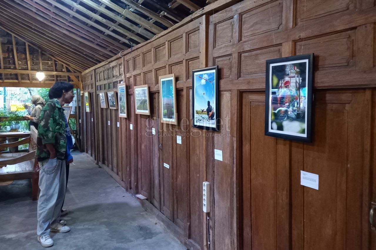 Karya Fotografi sebagai Media Ekspresi dan Komunikasi Karya Fotografi sebagai Media Ekspresi dan Komunikasi