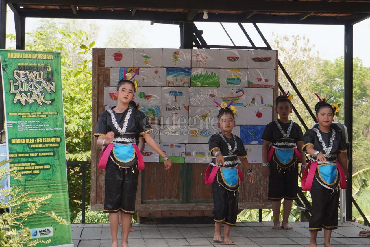 Kabar dari Siluk. Dari Program Mukim PKN 2023 hingga Pameran Sewu Lukisan Anak #5 Kabar dari Siluk. Dari Program Mukim PKN 2023 hingga Pameran Sewu Lukisan Anak #5