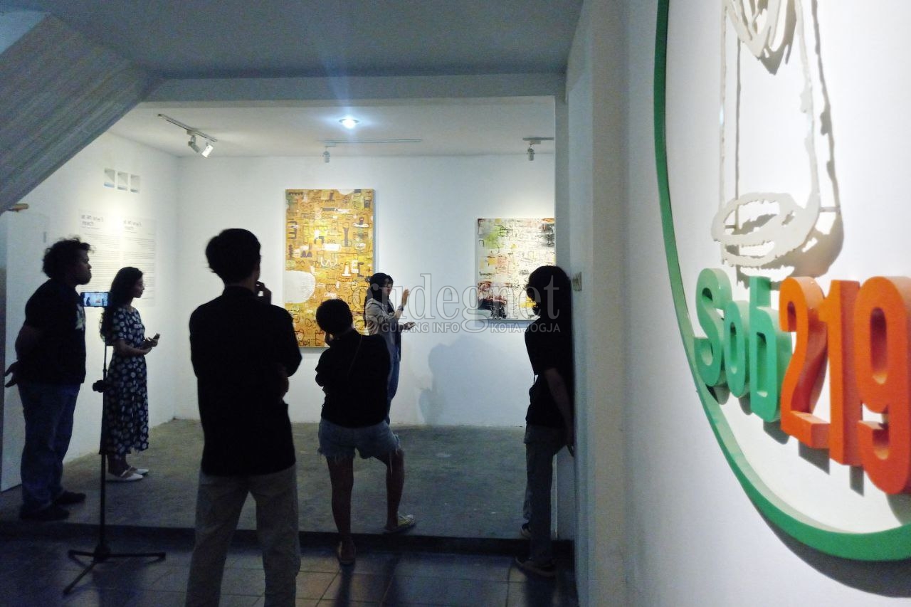 Sejangkauan Tangan Teguh Sariyanto dalam “At an Arm's Reach” Sejangkauan Tangan Teguh Sariyanto dalam “At an Arm's Reach”