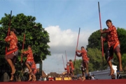 Susahnya Mengatur Ratusan Orang