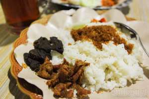 Lesehan Santai Menikmati Kriuknya Nasi Kulit Syuurga 