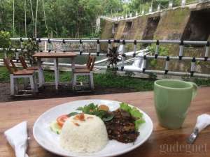 Joglo Parisewu, Suasana Makan Beda dengan Sungai dan Air Terjun
