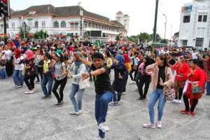 Flashmob Golek Menak, Hebohkan Selasa Wagen Titik Nol 