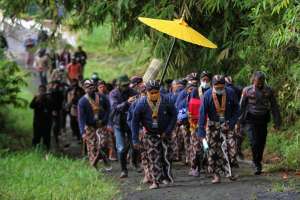 30 Abdi Dalem Iringi Uba Rampe Raja Yogyakarta Menuju Srimanganti 