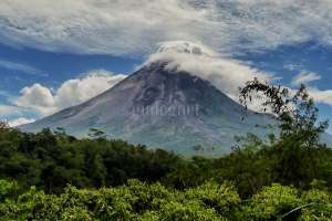 Merapi Muntahkan Dua Kali Awan Panas
