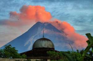 Merapi Muntahkan 6 Kali Guguran Lava Pijar, Arah Luncuran Ke Barat