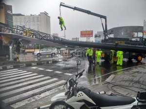 Hindari Perempatan Ringroad Condongcatur, Baliho Besar Roboh